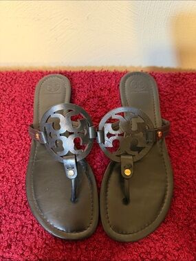 Tory Burch Miller Black Leather Thong Logo Medallion Flat Sandals Size 10